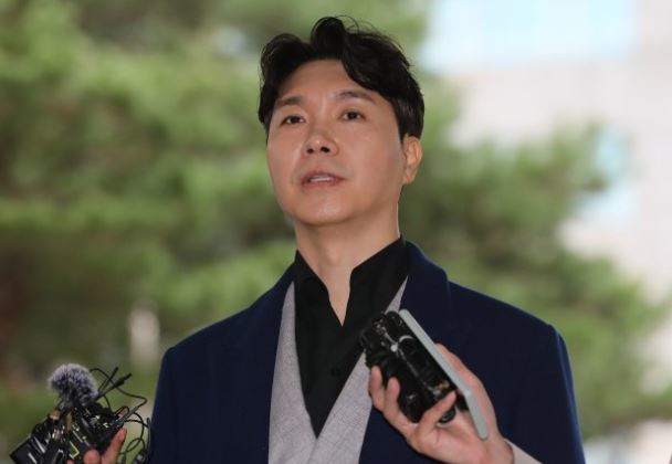 방송인 박수홍 씨가 15일 오후 서울 마포구 서울서부지방법원에서 특정경제범죄 가중처벌 등에 관한 법률(횡령) 위반 혐의로 기소된 친형 박모 씨와 배우자 이모 씨에 대한 4차 공판에 증인으로 출석하며 취재진의 질문에 답하고 있다. 2023.3.15. 뉴스1