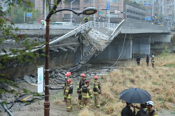 5일 오전 경기 성남시 분당구 정자동 정자교 보행로 일부 구간과 난간이 붕괴되는 사고가 발생, 출동한 소방 구조 대원 등이 분주히 움직이고 있다. 이 사고로 30대 여성 A씨가 숨지고 30대 남성 B씨는 중상을 입어 병원에서 치료 중이다. 2023.4.5/뉴스1