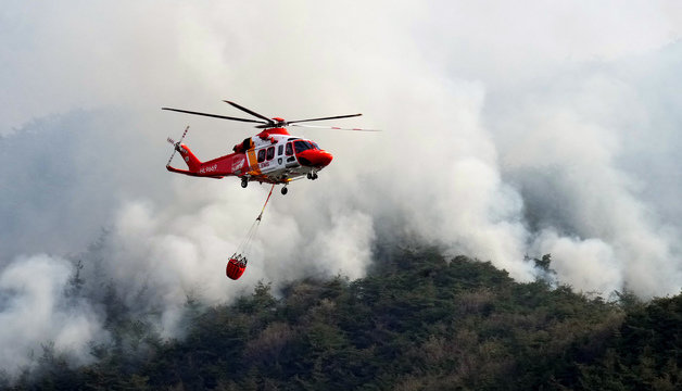4일 오전 산불 대응 3단계로 상향된 함평군 대동면 연암리 산불현장에서 전남119소방헬기가 진화를 하기 위해 분주하게 움직이고 있다.(전라남도 제공) 2023.4.4/뉴스1