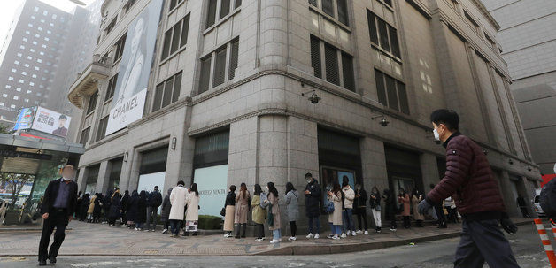 서울 중구에 위치한 한 백화점 명품관에 입장하기 위해 시민들이 줄 서서 대기하고 있다. 뉴스1