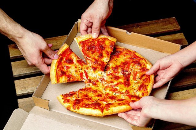 총 8조각으로 이뤄진 피자를 여러 사람이 나눠 먹을 때 누군가가 더 많이 먹으면 나머지 사람은 더 적게 먹을 수밖에 없다. 이 같은 경쟁 시스템을 ‘경합성이 있다’고 표현한다. 게티이미지코리아 제공