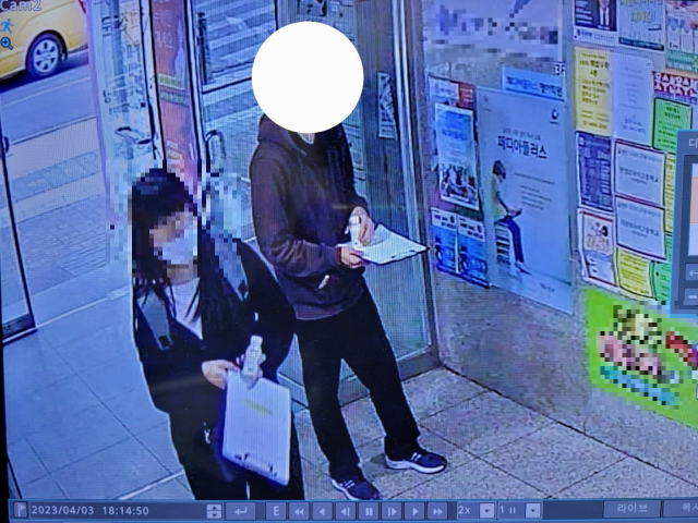 서울 강남구 지하철 7호선 강남구청역 일대에서 ‘필로폰 음료’를 들고 있는 피의자들. 강남경찰서 제공