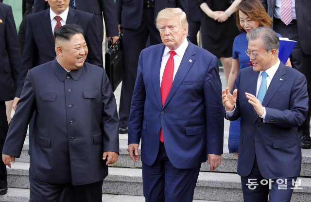 2019년 6월 30일 판문점에서 만난 김정은 북한 국무위원장, 도널트 트럼프  전 미국 대통령, 문재인 전 대통령.  동아일보DB
