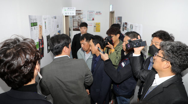 경찰이 7일 오전 전국민주노동조합총연맹 산하 전국건설노동조합 제주지부에 대한 압수수색을 시도하고 있다.2023.4.7/뉴스1
