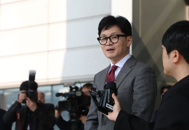 한동훈 법무부 장관이 7일 오전 정책 현장 방문을 위해 부산 연제구 부산고등?지방검찰청을 방문해 취재진의 질문에 답하고 있다.2023.4.7/뉴스1