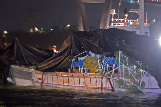 ‘청보호’가 9일 오후 7시10분쯤 목포시 죽교동 목포해경전용부두로 예인되고 있다. 지난 4일 오후 11시19분쯤 전남 신안군 대비치도 서쪽 16.6㎞ 해상에서 전복된 지 약 116시간 만이다. 2023.2.9/뉴스1