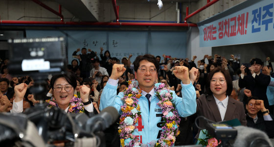 전주을 국회의원 재선거에 당선된 진보당 강성희 당선인이 6일 전북전주시 선거사무실에서 꽃목걸이를 걸고 당선 기쁨을 만끽하고 있다. 2023.4.6/뉴스1 ⓒ News1