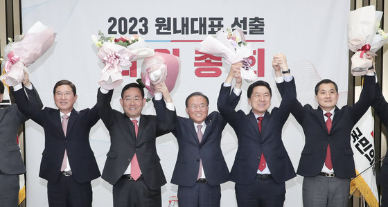 김기현 국민의힘 대표와 윤재옥 신임 원내대표 등이 7일 서울 여의도 국회에서 열린 ‘2023 원내대표 선출 의원총회’에서 기념촬영을 하고 있다. (공동취재) 2023.4.7/뉴스1 ⓒ News1