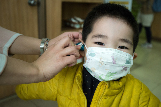7일 오후 서울 용산구 소화아동병원에서 독감에 걸린 한 어린이 환자가 체온을 측정하고 있다. 뉴스1