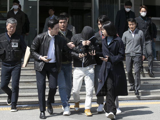 ‘강남 납치·살해 사건’의 피의자 3명에게 범행을 지시한 것으로 의심되는 유모씨가 7일 오후 구속 전 피의자심문을 받기 위해 서울 강남구 수서경찰서에서 송치되고 있다. 2023.4.7/뉴스1