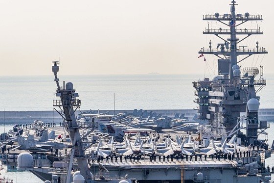 지난 28일 부산작전기지에 미국 해군 원자력추진 항공모함 니미츠(nimitz/CVN-68)함이 입항하고 있다. 2023.3.29. 뉴스1