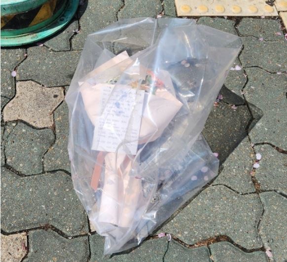 7일 익명 시민이 정자교 붕괴사고 현장 인근에 놓고 간 꽃다발과 손편지. 뉴스1