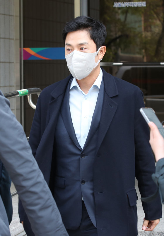 성유리씨의 남편인 프로골퍼 안성현씨(42)가 7일 서울남부지법에서 영장실질심사를 마친 뒤 차량으로 이동하고 있다. 2023.4.7/뉴스1