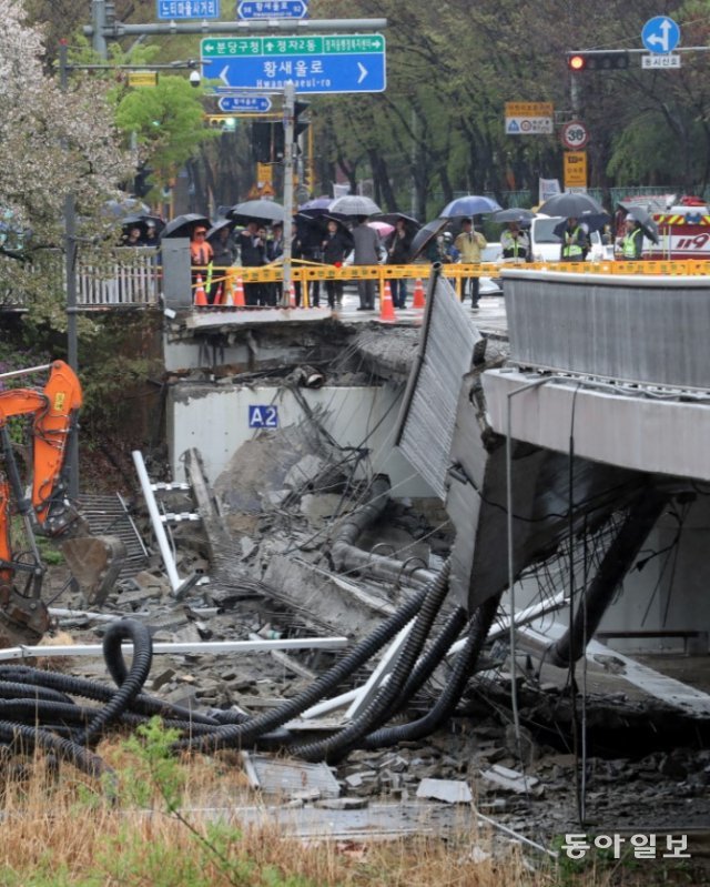 5일 오전 경기 성남시 분당구 정자동 정자교 보행로 일부 구간과 난간이 붕괴되는 사고가 발생해 현장이 통제되고 있다. 동아일보DB