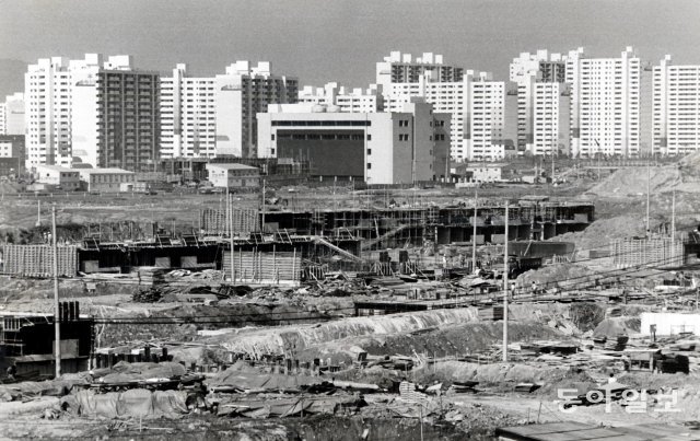 목동은 상습 침수지의 불명예를 씻고, 1985년부터 1988년까지 2만 6000여 채의 아파트 단지로 변신했다. 사진은 1987년 아파트 건설 공사가 한창이던 모습이다. 동아일보 DB