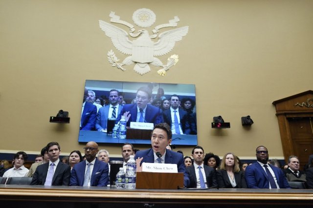 ‘틱톡’의 저우서우쯔 CEO(앞줄 가운데)가 지난달 23일(현지 시간) 워싱턴에서 열린 하원 청문회에서 “틱톡은 중국 정부의 요청에 따라 콘텐츠를 홍보하거나 삭제하지 않는다”고 주장하고 있다. 워싱턴=AP 뉴시스