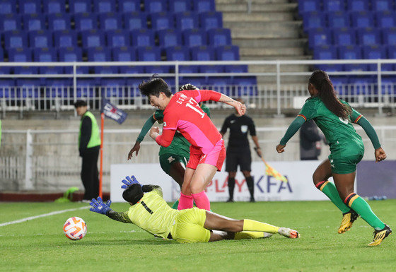 7일 오후 경기 수원시 팔달구 수원월드컵경기장에서 열린 대한민국 여자축구대표팀 평가전 대한민국과 잠비아의 경기에서 박은선이 슛을 하고 있다. 2023.4.7/뉴스1