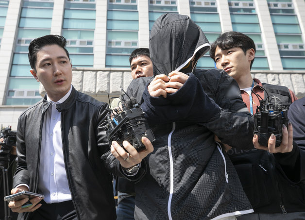 ‘강남 납치·살해 사건’의 피의자 3명에게 범행을 지시한 것으로 의심되는 유모씨가 7일 오후 구속 전 피의자심문을 받기 위해 서울 강남구 수서경찰서에서 송치되고 있다. /뉴스1