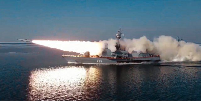 미국 니미츠 항공모함 전단이 부산에 입항한 3월 28일 러시아 해군 태평양함대가 블라디보스토크 인근 바다에서 대규모 훈련을 실시하고 핵탄두 탑재가 가능한 초음속 미사일 2발을 발사했다. [뉴시스]