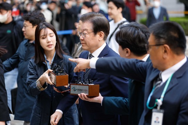 이재명 대표가 31일 오전  서울중앙지법에서 열리는 공직선거법 위반 혐의 공판에 출석하고 있다. 2023.3.31/ 사진공동취재단