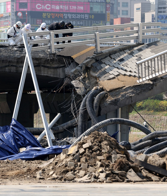 경찰 과학수사대와 국립과학수사연구원 등 관계자들이 7일 오전 경기도 성남시 분당 정자교 붕괴사고 현장에서 합동 현장감식을 하고 있다. 2023.4.7/뉴스1