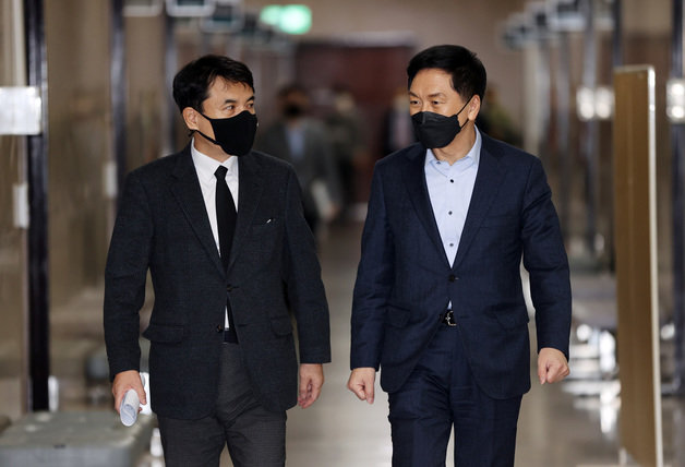 김진태 국민의힘 이재명 비리 국민검증 특별위원회 위원장(왼쪽)과 김기현 원내대표가 13일 오전 서울 여의도 국회에서 열린 이재명 비리 국민검증 특별위원회에 참석하며 대화하고 있다. 2022.1.13/뉴스1 ⓒ News1