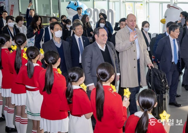 국제박람회기구 실사단이 5박 6일 동안의 일정을 모두 마치고 7일 부산 강서구 김해국제공항 국제선 출국장에서 부산시민과 합창단원 등이 “see you again” 인사를 하자 함께 손을 흔들며 밝은 모습으로 출국하고 있다.부산=전영한 기자