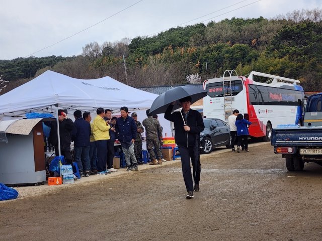 4일 오후 4시 홍성산불대책본부에 빗방울이 떨어지자 지휘통제소의 한 관계자가 우산을 펼쳐들고 지나가고 있다. 사진=뉴스1