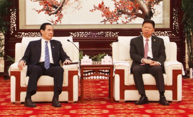 마잉주 전 대만 총통(왼쪽)과 쑹타오 중국 공산당 대만판공실 주임이 3월 30일 중국 우한에서 만나 대화하고 있다. [뉴시스]