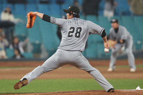 6일 오후 대구 삼성라이온즈파크에서 열린 프로야구 ‘신한은행 SOL 2023 KBO리그’ 한화 이글스와 삼성 라이온즈의 경기, 9회말 마운드에 오른 한화 마무리 투수 장시환이 역투하고 있다. 2023.4.6 뉴스1