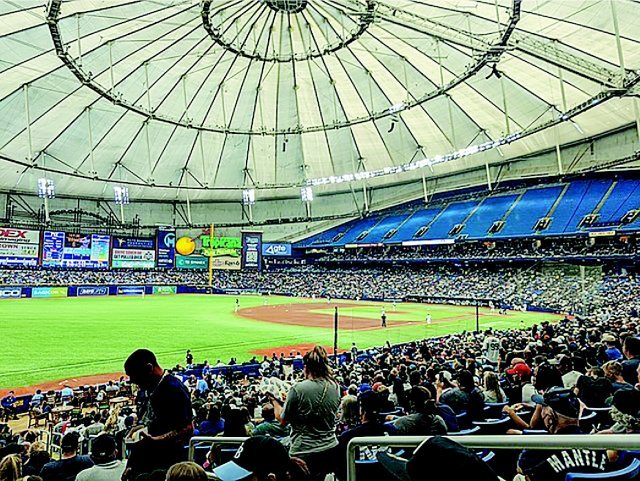 돔 형태로 지어져 경기장 지붕이 막혀 있는 트로피카나 필드 경기장. 사진 출처 위키미디어