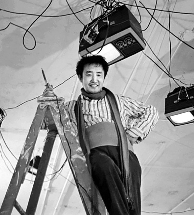 다큐멘터리 영화 ‘백남준: 달은 가장 오래된 텔레비전이다’에서 텔레비전으로 작품 설치 작업을 하는 백남준. 울산시립미술관 제공
