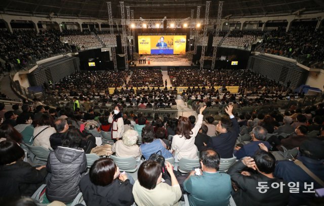 부활절인 9일 서울 중구 장충체육관에서 ‘2023 세계 기독교 부활절 연합예배’가 열리고 있다. 뉴스1