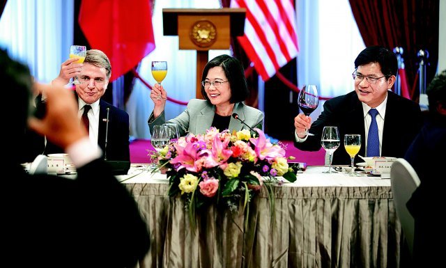 더 가까워지는 美-대만  차이 총통(가운데)이 대만 수도 타이베이에서 열린 마이클 매콜 미 하원 외교위원장(왼쪽)과의 오찬 회동 중 건배를 하고 있다. 타이베이=AP 뉴시스