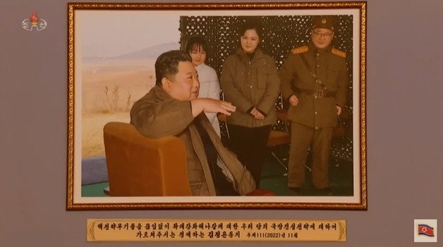 북한 조선중앙TV가 보도한 김정은 노동당 총비서의 ‘당과 국가의 최고수위 추대 11돌 경축 중앙사진전람회’에 전시된 사진. 조선중앙TV 캡처