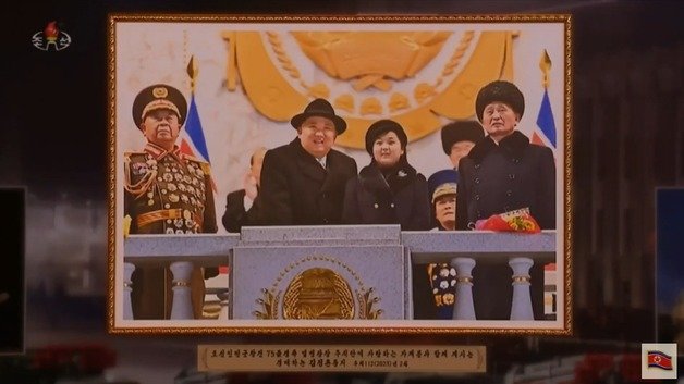 북한 조선중앙TV가 보도한 김정은 노동당 총비서의 ‘당과 국가의 최고수위 추대 11돐(돌) 경축 중앙사진전람회’에 전시된 사진. 조선중앙TV 캡처
