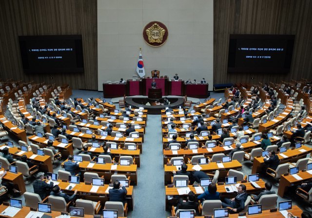 신문근 전문위원이 30일 오후 서울 여의도 국회에서 열린 제404회 국회(임시회) 제1차 국회의원 선거제도 개선에 관한 결의안 심사를 위한 전원위원회에서 국회의원 선거제도 개선에 관한 결의안에 관한 건에 대해 보고를 하고 있다. 2023.3.30/뉴스1