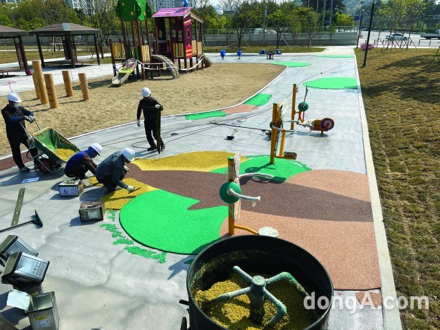 중소기업 인증자재(어린이놀이터 우레탄) 시공모습. LH 제공