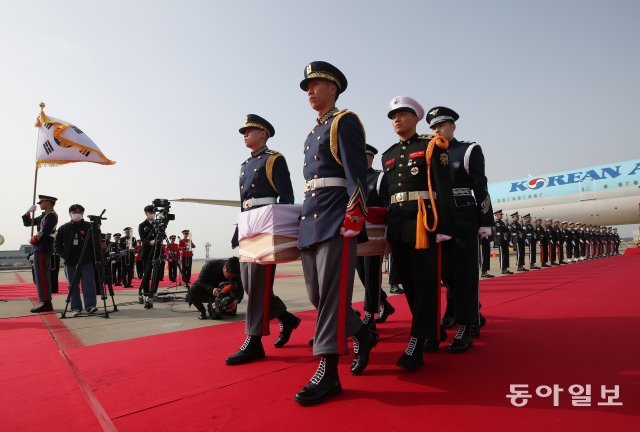 국방부 의장대가 10일 오전 인천국제공항 제2터미널 주기장에서 열린 황기환 애국지사 유해 영접행사에서 봉송하고 있다. 공항사진기자단