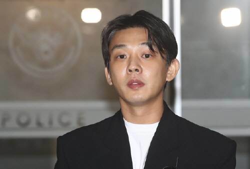 배우 유아인이 27일 서울경찰청 마포청사에 출석해 마약 혐의 조사를 마치고 나오며 입장을 밝히고 있다. 뉴스1