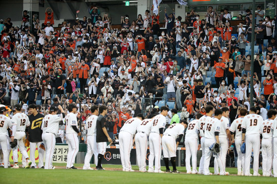 3일 오후 대전 중구 한화생명 이글스파크에서 열린 프로야구 ‘2022 신한은행 SOL KBO리그’ SSG 랜더스와 한화 이글스의 경기 후 한화 선수단이 팬들을 향해 인사를 전하고 있다. 2022.10.3/뉴스1