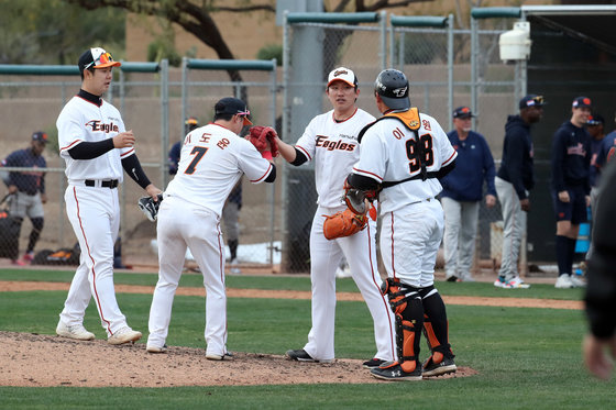 21일(현지시간) 미국 애리조나주 스코츠데일 솔트리버필즈 앳 토킹스톡에서 열린 2023 WBC 네덜란드 야구 대표팀과 한화이글스와의 연습경기에서 15대4로 승리한 한화 선수들이 기뻐하고 있다. 2023.2.22/뉴스1