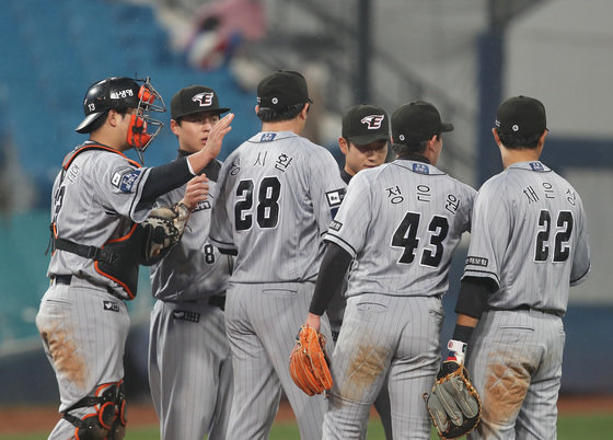 6일 오후 대구 삼성라이온즈파크에서 열린 프로야구 ‘신한은행 SOL 2023 KBO리그’ 한화 이글스와 삼성 라이온즈의 경기, 8대1 승리를 거둔 한화 선수들이 기뻐하고 있다. 2023.4.6/뉴스1