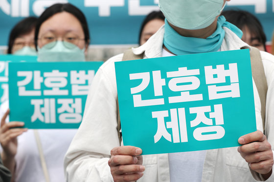 대한간호협회 관계자들이 4일 오전 서울 영등포구 여의도 국회의사당 앞에서 ‘간호법 제정 촉구 집회’를 하고 있다. 2023.4.4/뉴스1