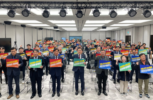 이필수 대한의사협회장과 박명하 대한의사협회 비상대책위원회 위원장 등이 2일 오후 서울 용산 대한의사협회 회관에서 열린 간호법·면허박탈법 저지를 위한 전국대표자회의에서 구호를 외치고 있다. (대한의사협회 제공) 2023.4.2/뉴스1