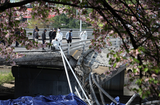 경찰 과학수사대와 국립과학수사연구원 등 관계자들이 지 7일 오전 경기도 성남시 분당 정자교 붕괴사고 현장에서 합동 현장감식을 하고 있다. 2023.4.7/뉴스1