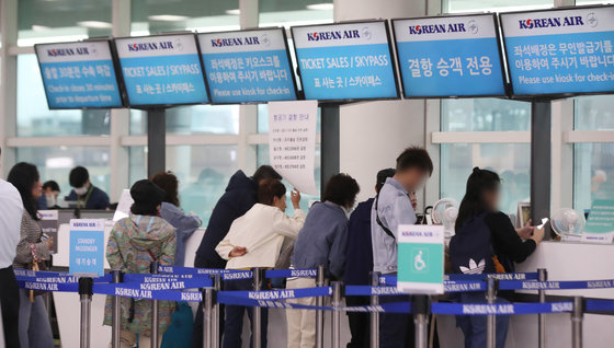 제주지역 기상악화로 항공기 결항이 이어지고 있는 5일 오전 제주국제공항 결항 카운터에서 승객들이 대체 항공편을 구하고 있다. 2023.4.5/뉴스1 ⓒ News1