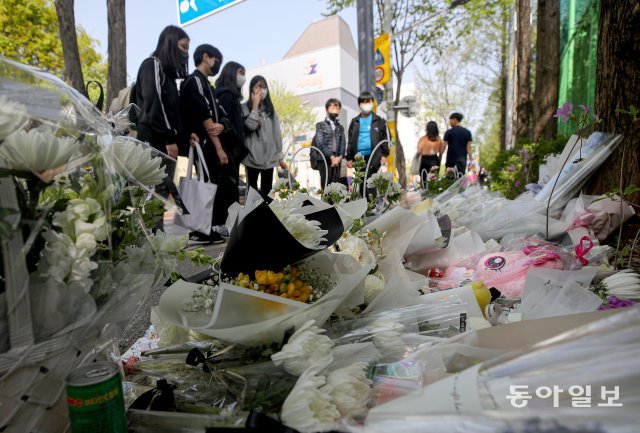 10일 오후 대전 둔산동의 한 초등학교 앞에  음주운전 차량에  치어 숨진 배승아 양을 추모하는 꽃다발이 놓여 있다. 대전=송은석 기자 silverstone@donga.com