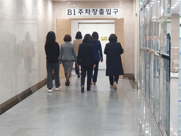 10일 대전 서구 한 대학병원 장례식장에서 배승아양(9)의 조문을 마친 조문객들이 장례식장을 나서고 있다. 2023.04.08/뉴스1