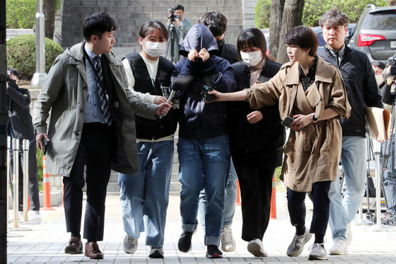 서울 강남구 납치·살인 사건 주범 이경우(35·구속)씨의 배후로 지목돼 강도살인교사 혐의로 체포된 부부 중 부인 황모씨가 10일 오후 서초구 서울중앙지방법원에서 열린 구속 전 피의자심문(영장실질심사)에 출석하고 있다. 2023.4.10/뉴스1